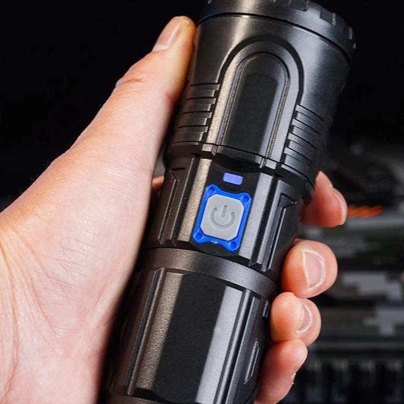 Kompakte LED-Taschenlampe mit Zoomfunktion