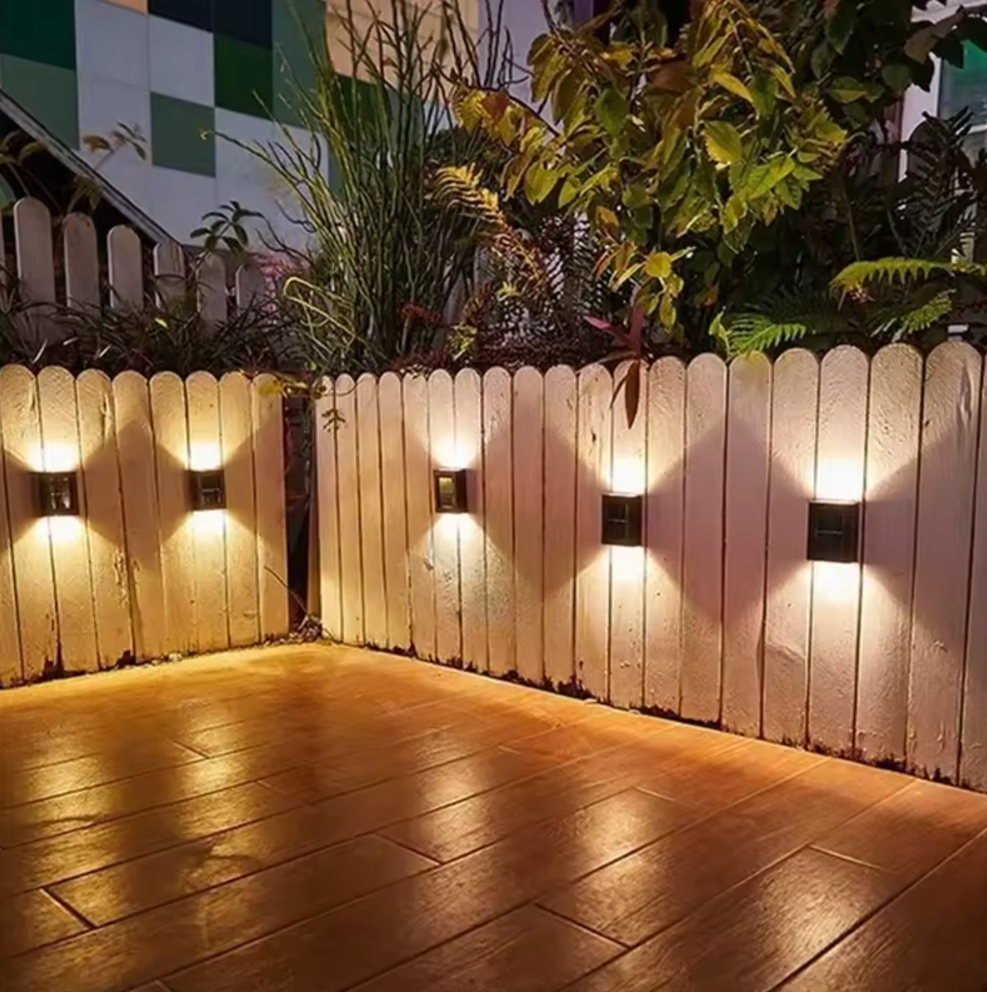 Kompakte Solar-Wandleuchte für den Garten