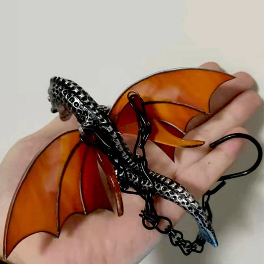 Farbenfroher Drachenschmuck zum Aufhängen