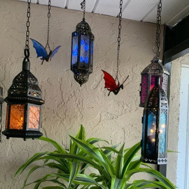 Farbenfroher Drachenschmuck zum Aufhängen