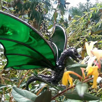 Farbenfroher Drachenschmuck zum Aufhängen