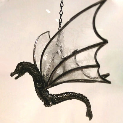Farbenfroher Drachenschmuck zum Aufhängen