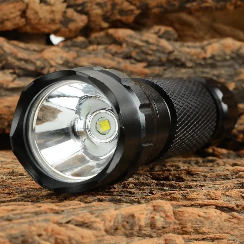 Wiederaufladbare LED-Taschenlampe mit Fernlicht